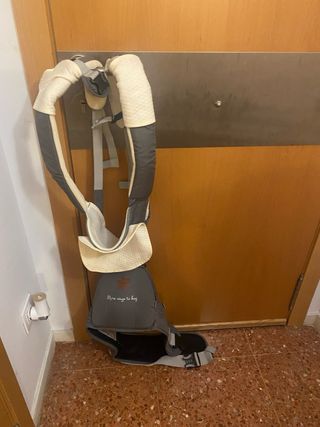 Mochila portabebés gris bebe Chipolino