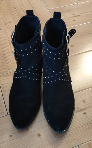 Botines negros con tachuelas y hebillas