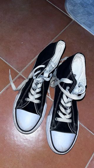 Zapatillas altas negras y blancas