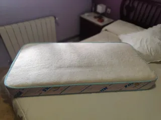 Cuna de viaje con ruedas. Incluye colchón.