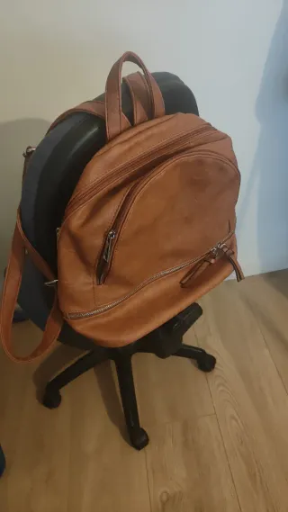 Bolso marrón tipo mochila