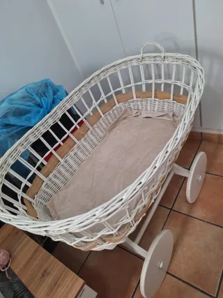 Moisés o minicuna de mimbre blanco