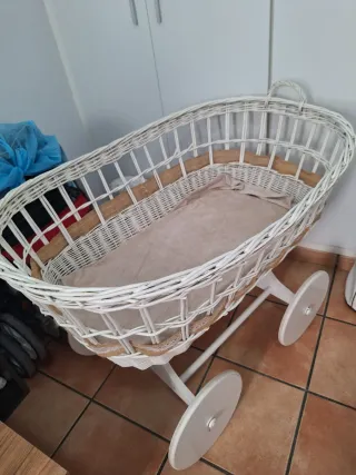 Moisés o minicuna de mimbre blanco