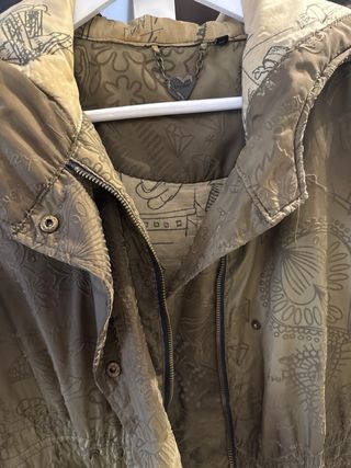 Abrigo Desigual verde estampado