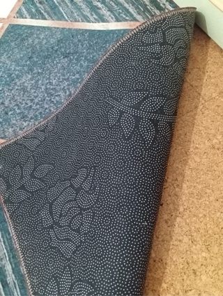 Alfombra salón geométrica verde y oro