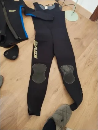 Traje de buceo BARE negro y azul