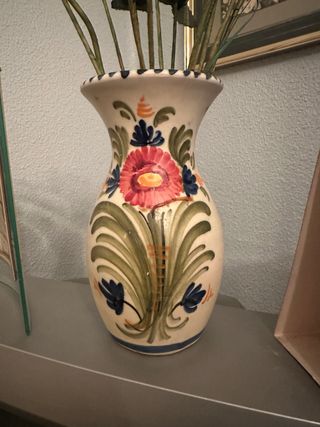 Jarrón de cerámica pintado a mano