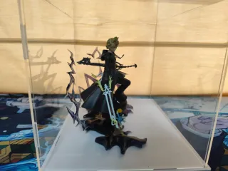 Figura Roxas con vitrina