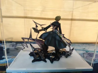 Figura Roxas con vitrina