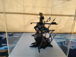 Figura Roxas con vitrina