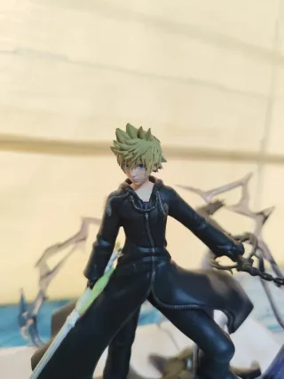 Figura Roxas con vitrina