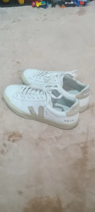 Zapatillas Veja de cuero blancas, talla 39.