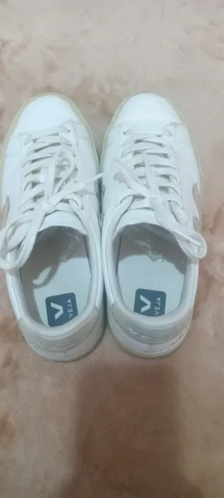 Zapatillas Veja de cuero blancas, talla 39.