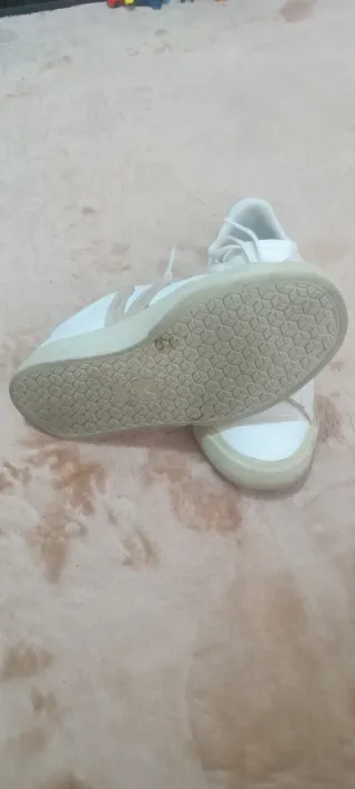 Zapatillas Veja de cuero blancas, talla 39.