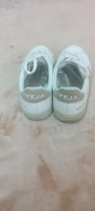 Zapatillas Veja de cuero blancas, talla 39.