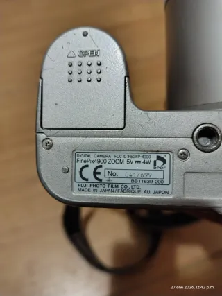 Cámara Fujifilm (funciona, sin cargador)