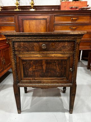 Mesilla antigua con compartimento interior