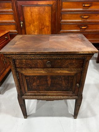 Mesilla antigua con compartimento interior