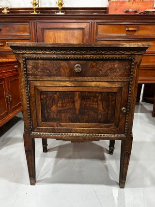 Mesilla antigua con compartimento interior