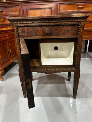 Mesilla antigua con compartimento interior