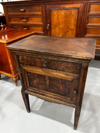 Mesilla antigua con compartimento interior