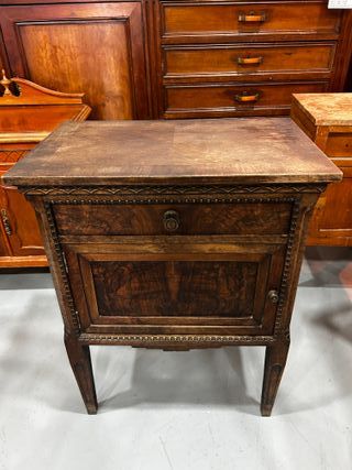 Mesilla antigua con compartimento interior