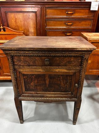 Mesilla antigua con compartimento interior