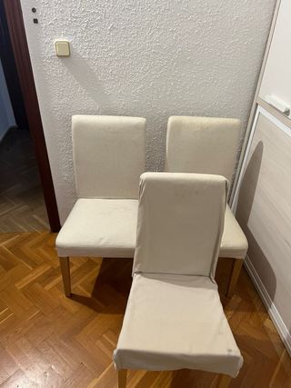 Juego de 2 sillas de comedor de tela y madera.
