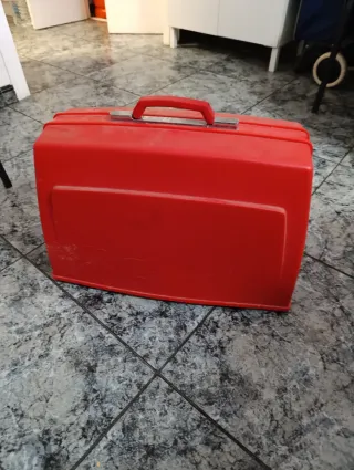 Máquina de coser Alfa roja