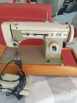 Máquina de coser Alfa roja