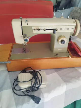 Máquina de coser Alfa roja