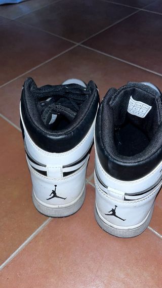 Zapatillas Jordan Air 1 High Negras y Blancas