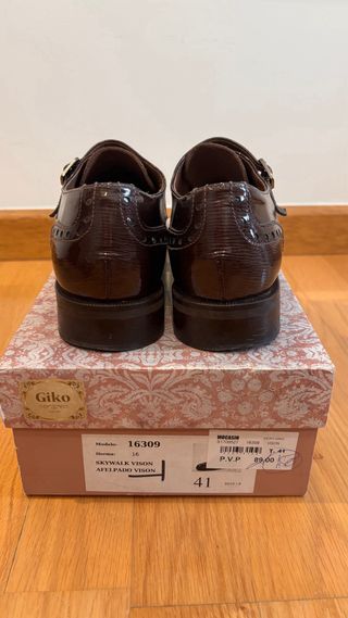 Zapatos de vestir marrones para mujer