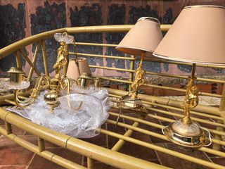 Lámpara de techo dorada con figuras