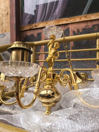 Lámpara de techo dorada con figuras