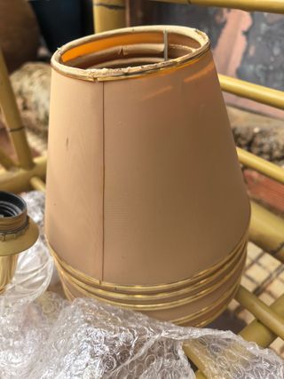 Lámpara de techo dorada con figuras