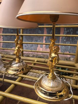 Lámpara de techo dorada con figuras