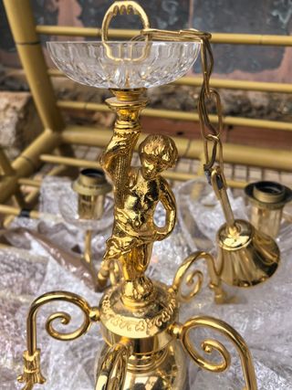 Lámpara de techo dorada con figuras