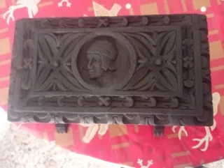 Caja de madera tallada antigua