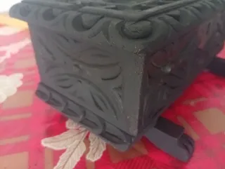 Caja de madera tallada antigua