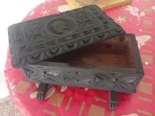 Caja de madera tallada antigua