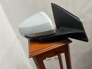 Espejo retrovisor coche derecho color gris.