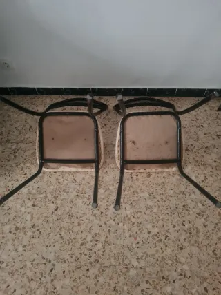 Juego de 2 sillas metálicas.