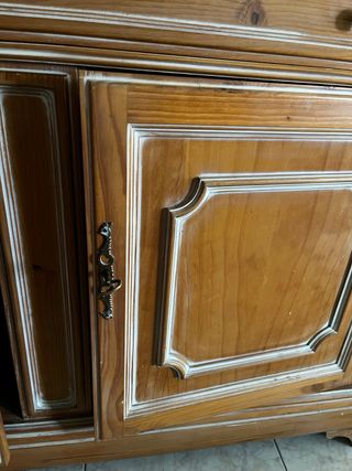 Cómoda de madera con cajones y puertas