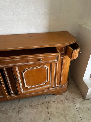 Cómoda de madera con cajones y puertas
