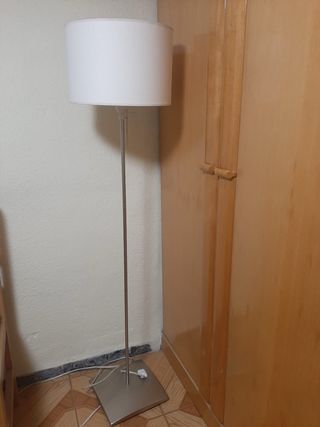 Lámpara de pie alta plateada y blanca