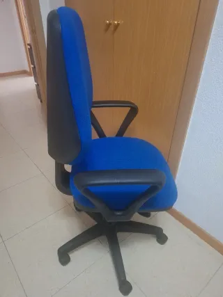 Silla de oficina azul y negra