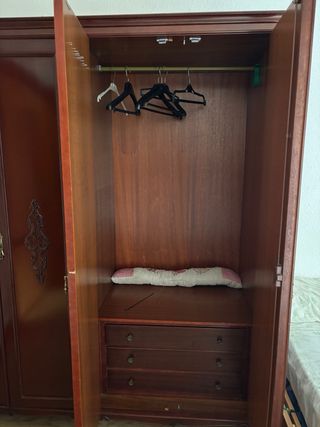 URGE VENDER: Armario vintage madera rojiza