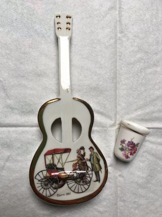 Guitarra y dedal de porcelana inglesa