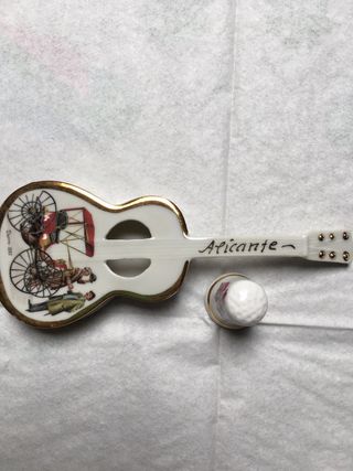 Guitarra y dedal de porcelana inglesa